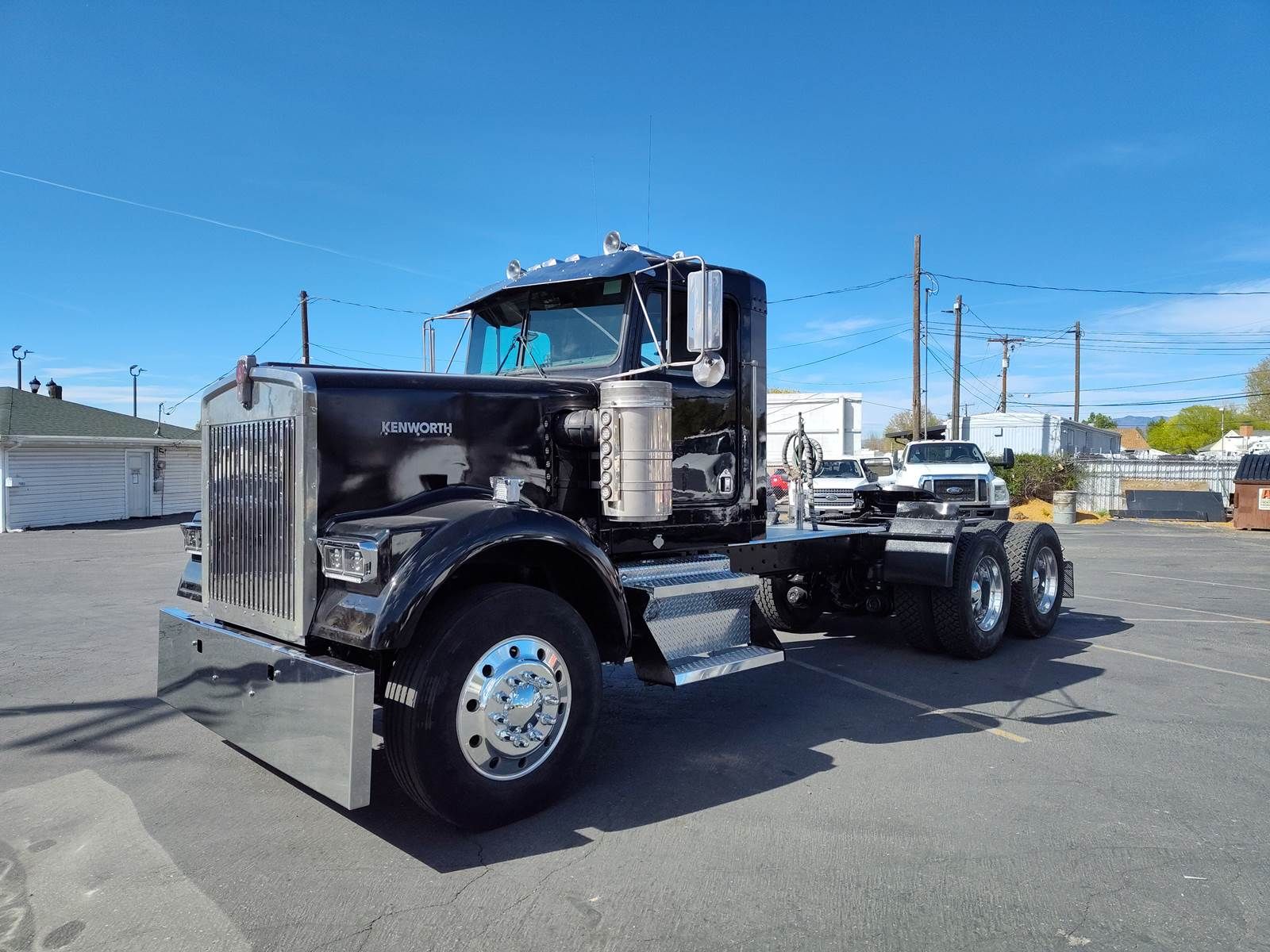 1995 Kenworth W900, Pre-Emissions, CAT 3406 14.6L, Eaton 18-Spd, 425 H.P. Air-ride, Clean & Ready to go to work truck.