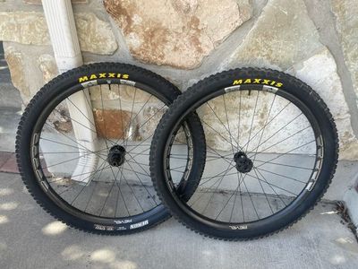 Revel RW27 Carbon / Industry 9 Hydra Boost 29" wheelset
