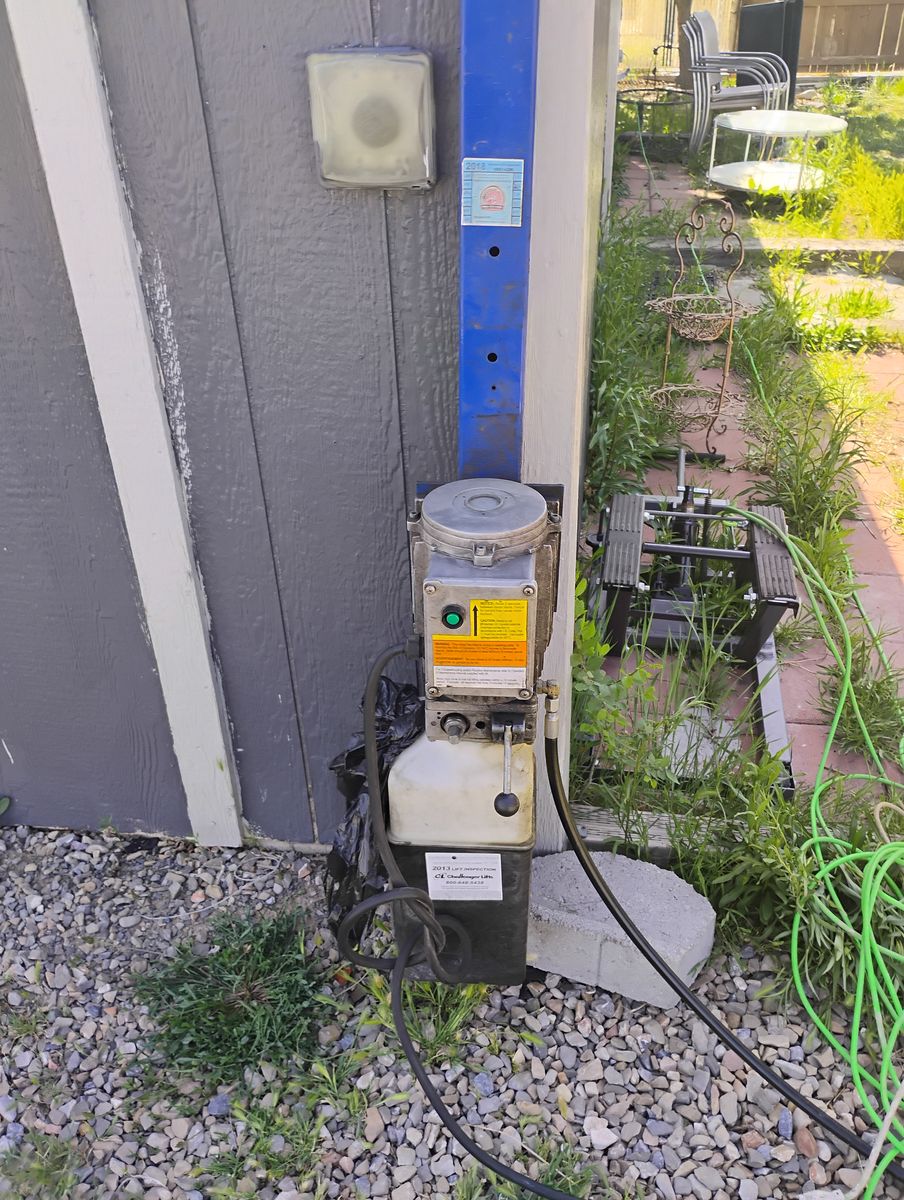 Challenger low rise vehicle lift