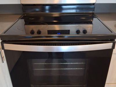 Whirlpool Electric Stove/Oven – Black & Stainless