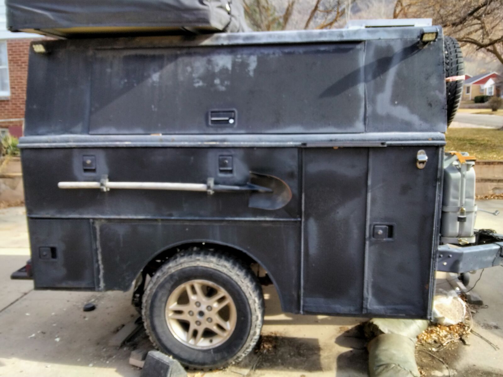 Off grid camper trailer