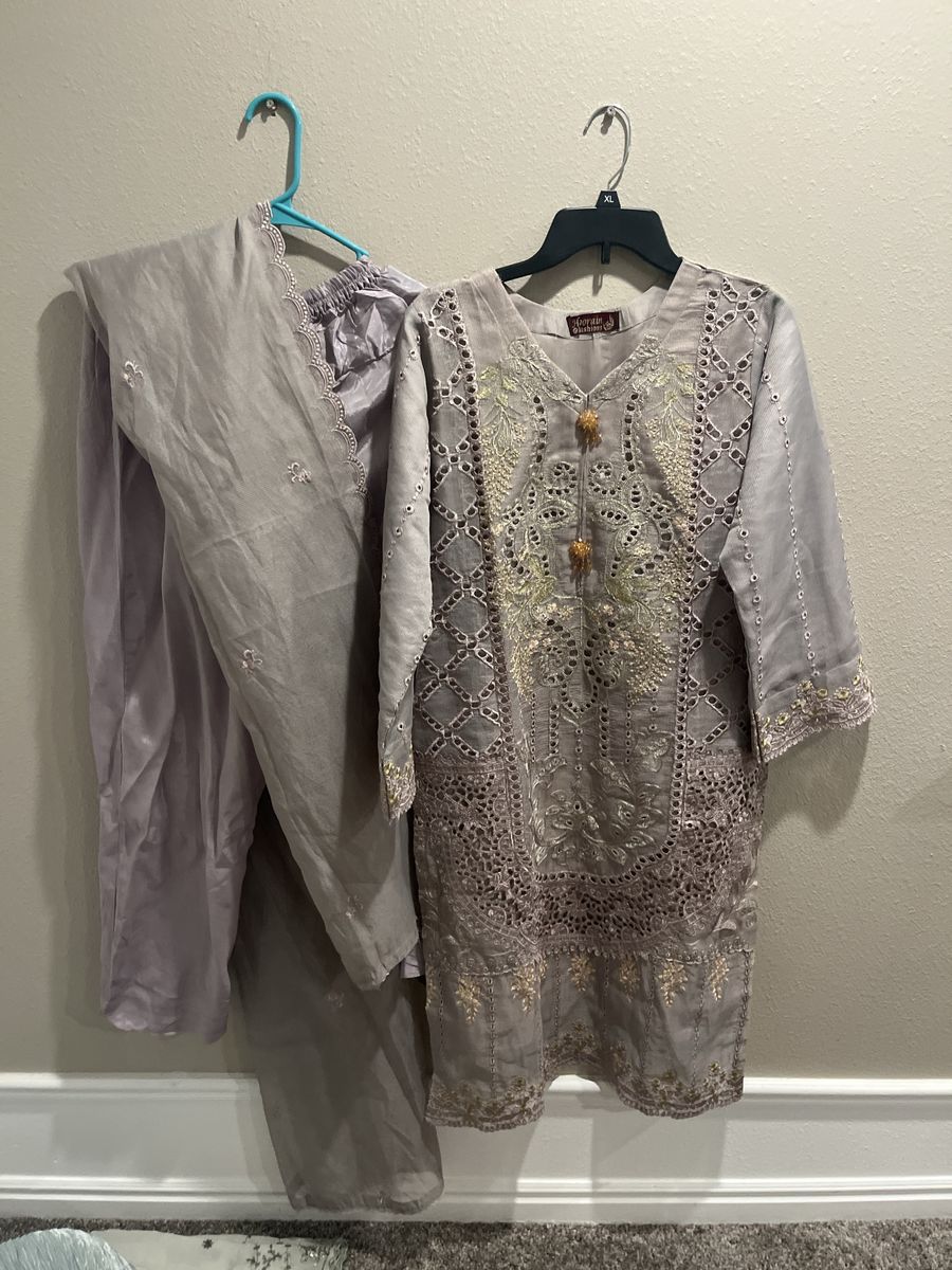 Hoorain Fashions Embroidered 3-Piece Shalwar Kameez Suit Grey Size large to extra large can fit 