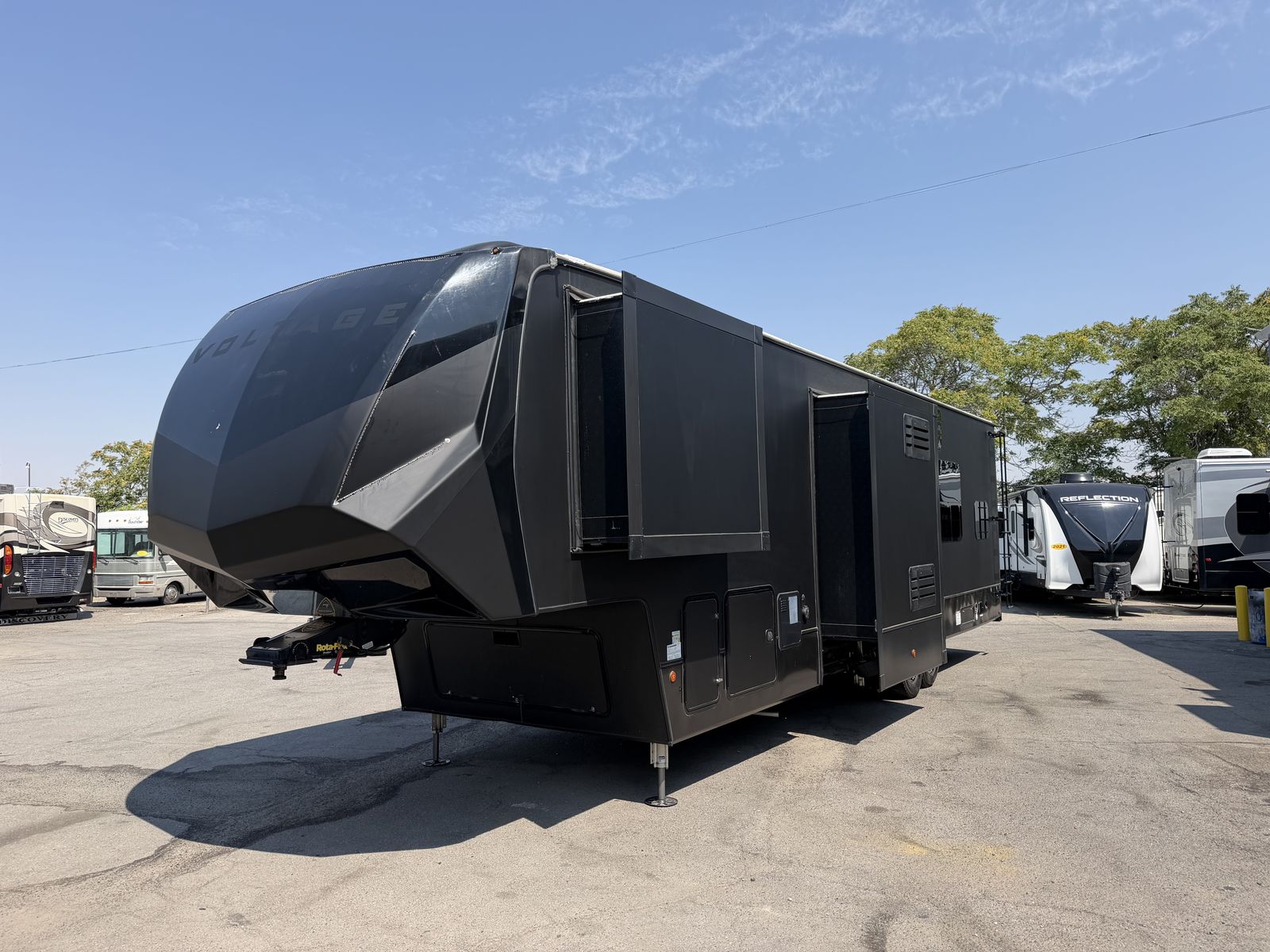 13Ft Garage, 39Ft Short, 4 Season 2021 Dutchmen Voltage 3635 like: Keystone Raptor, Momentum, Fuzion