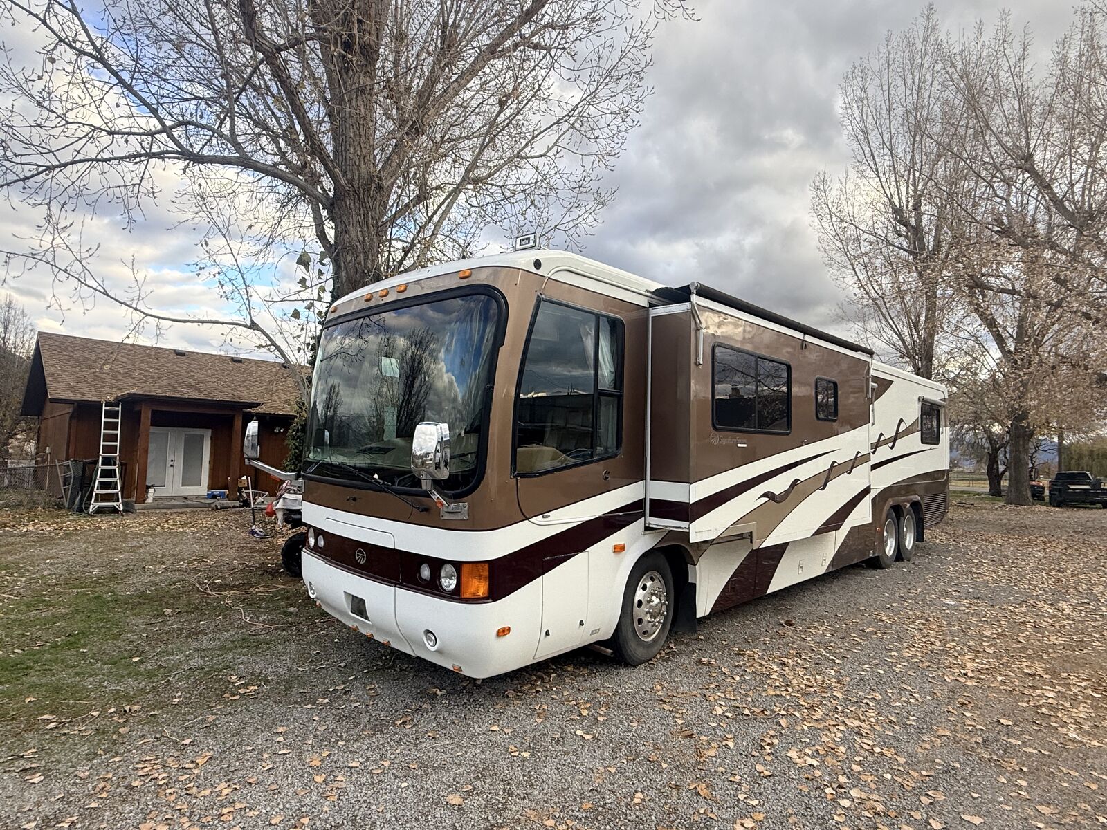 $39,999 (Payment Plan Option) MONACO 42FT COACH CUMMINS DIESEL ALLISON AQUAHOT SOLAR  (12.5KW ONAN DIESEL Generator)
