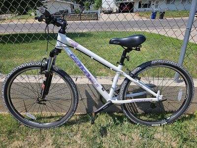 Woman's Cannondale White F6 Mountain Bike Excellent Like New