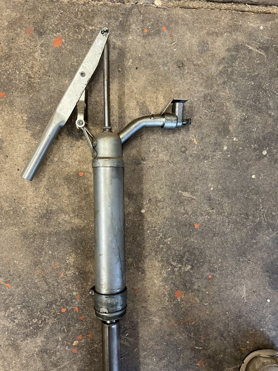Lever Action Drum Hand Pump for 15- to 55-Gallon Drums, extendable tube, drip catcher on the spout