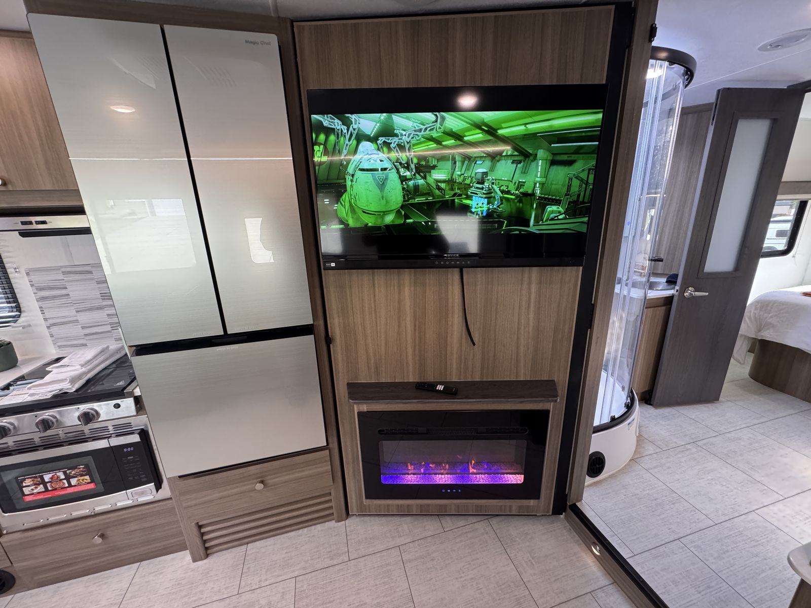 33ft Coachmen 30RS Motorhome- KING Bed- Bedroom