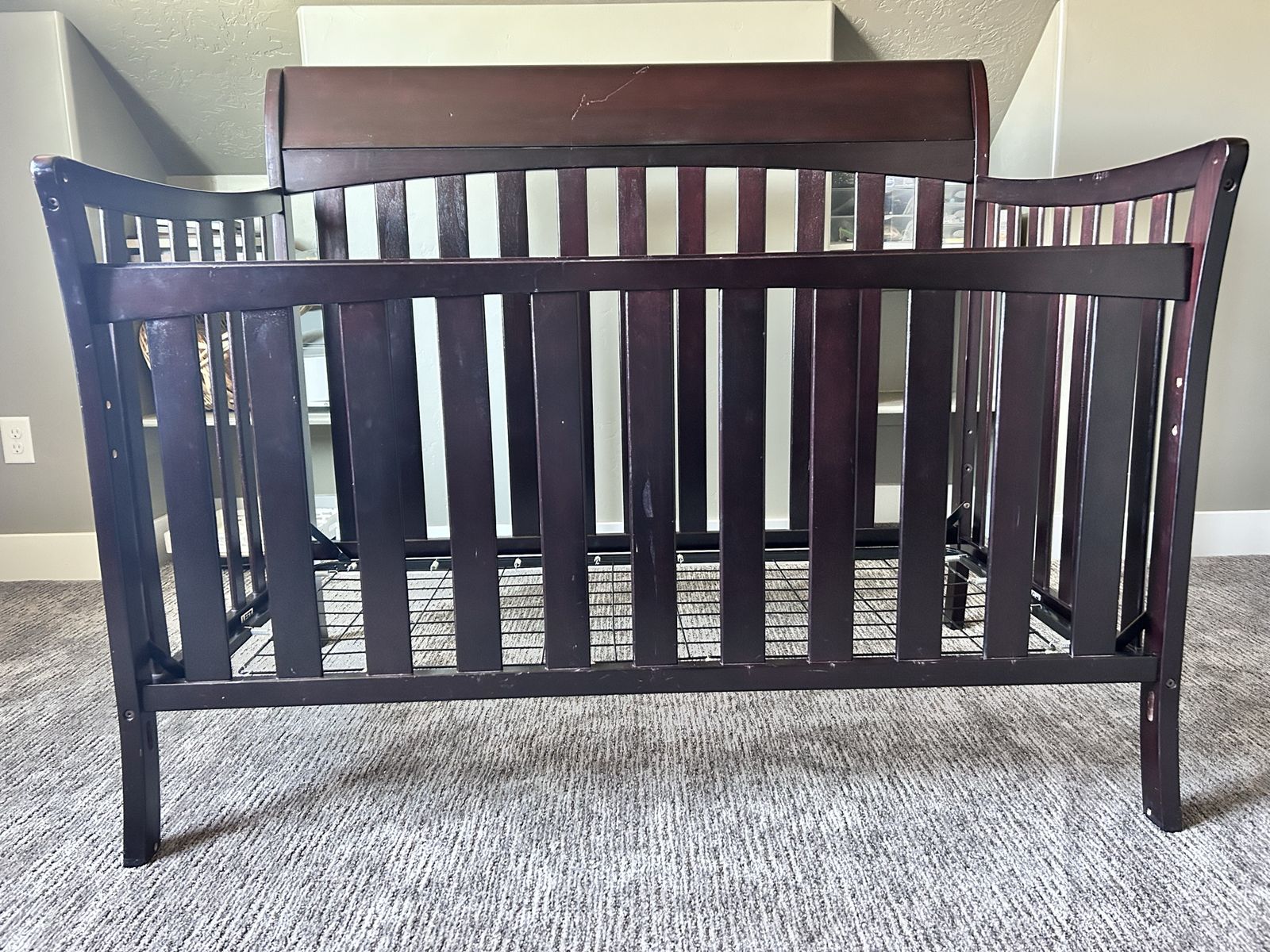 Baby Crib/ Toddler Bed