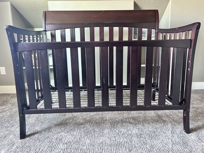 Baby Crib/ Toddler Bed