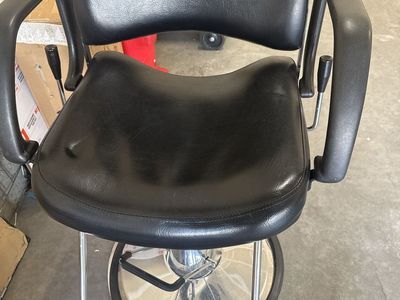 Salon chair