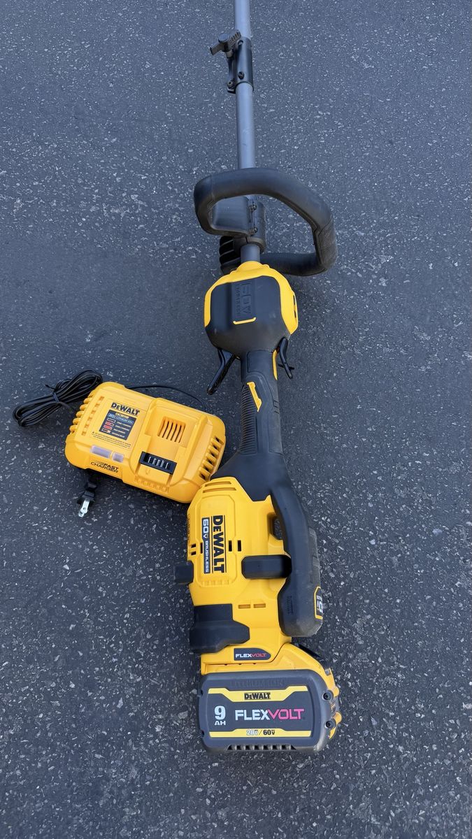 FLEXVOLT 60V MAX 17 in. Cordless Battery Powered Attachment Capable Trimmer with battery & charger