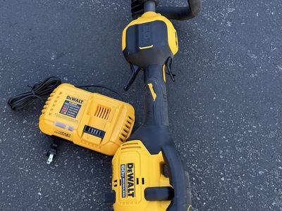 FLEXVOLT 60V MAX 17 in. Cordless Battery Powered Attachment Capable Trimmer with battery & charger