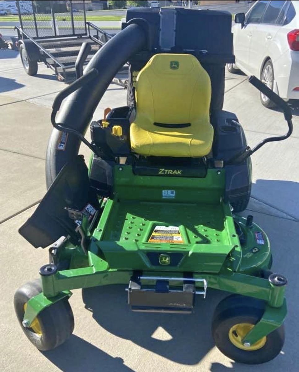 John Deer Zero Turn Lawnmower 