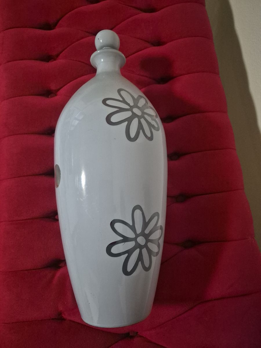 White Ceramic Vase in MINT CONDITION