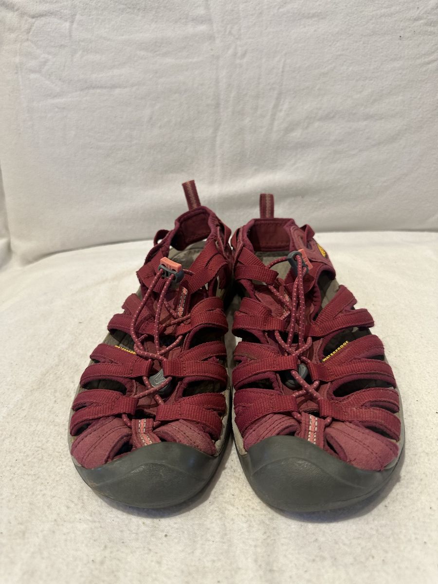 Keen women’s size 8.5 maroon slim style WP hiking sandals