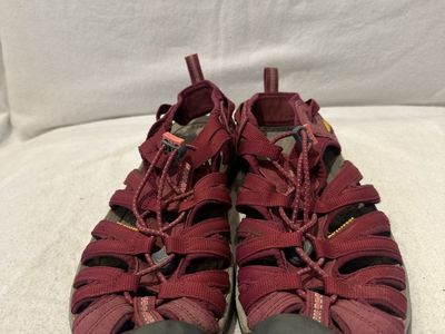 Keen women’s size 8.5 maroon slim style WP hiking sandals