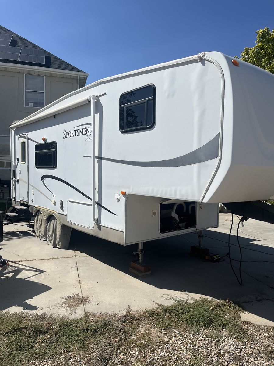 Sportsmen Select 5th Wheel Travel Trailer - Well-Maintained & Ready for Adventures!