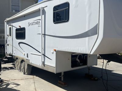 Sportsmen Select 5th Wheel Travel Trailer - Well-Maintained & Ready for Adventures!