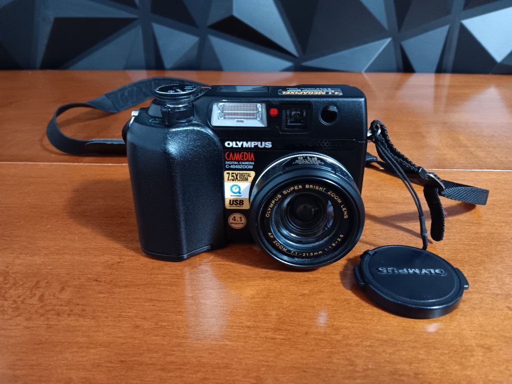 Olympus Camedia C-4040 Zoom - Digital Camera - Com