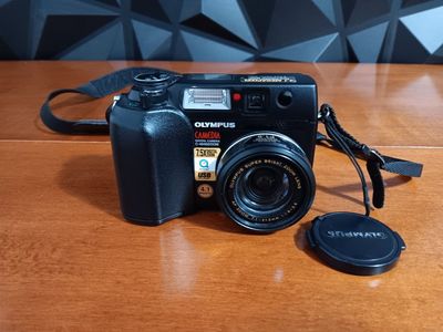 Olympus Camedia C-4040 Zoom - Digital Camera - Com