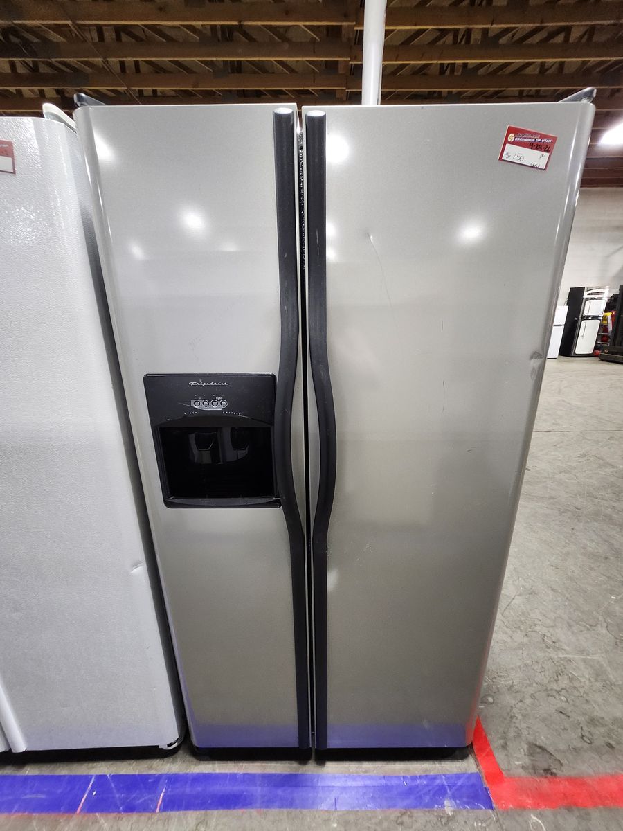 FRIGIDAIRE STAINLESS STEEL SIDE BY SIDE FRIDGE! W-WARRANTY