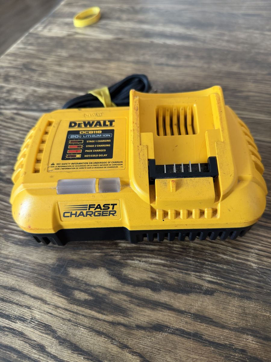 DEWALT DCB118 20V MAX Lithium-Ion Fast Charger