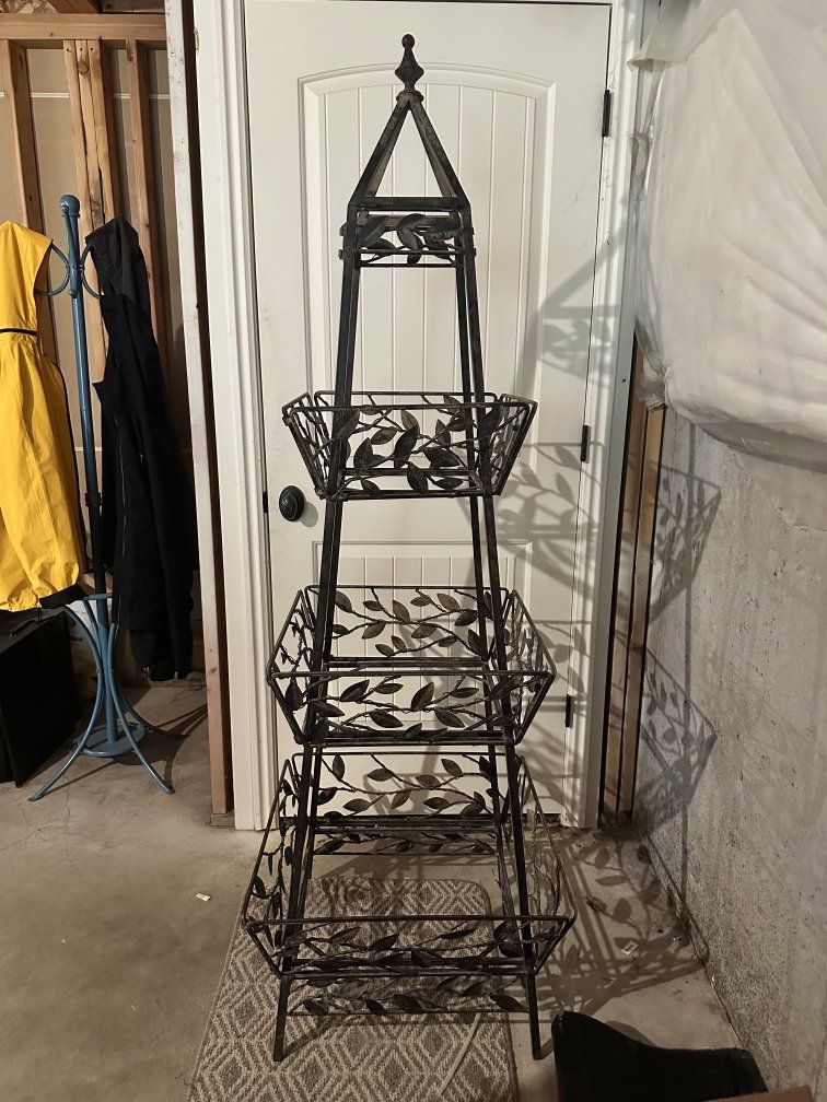 Decorative Metal 3-Tier Garden Plant Stand with Leaf Accents