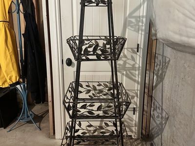 Decorative Metal 3-Tier Garden Plant Stand with Leaf Accents