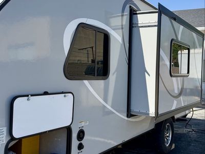 Like New 2020 Forest River R-Pod 196Trailer “ SUV TOWABLE” lots options