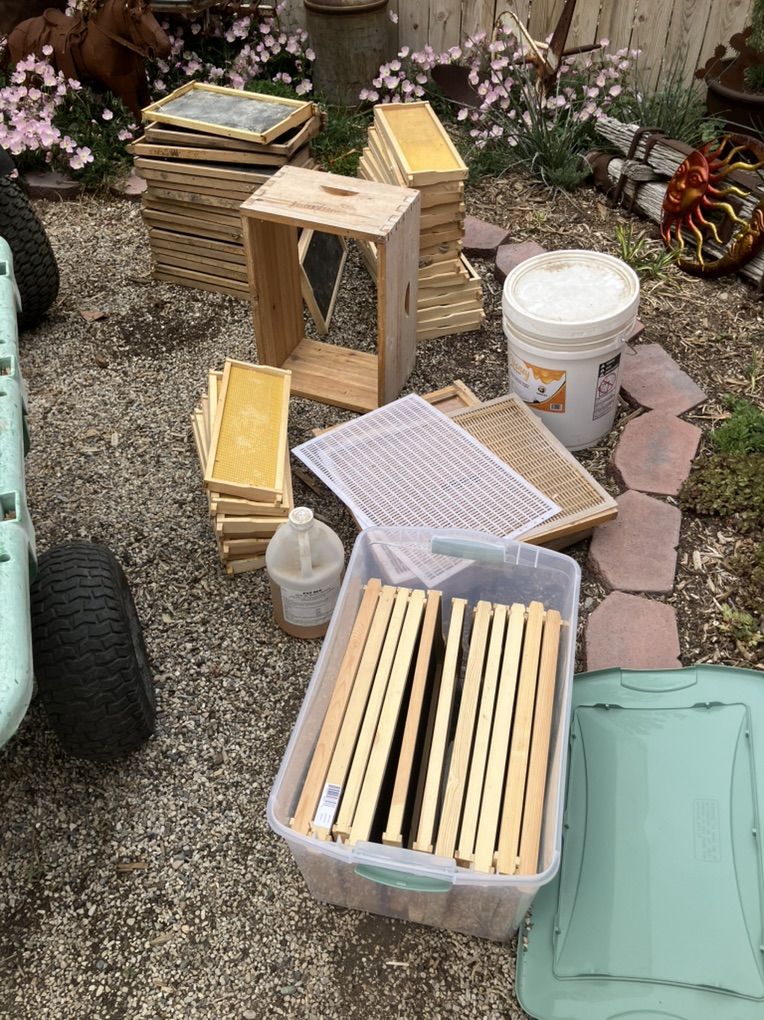 Beehive Frames And Accessories