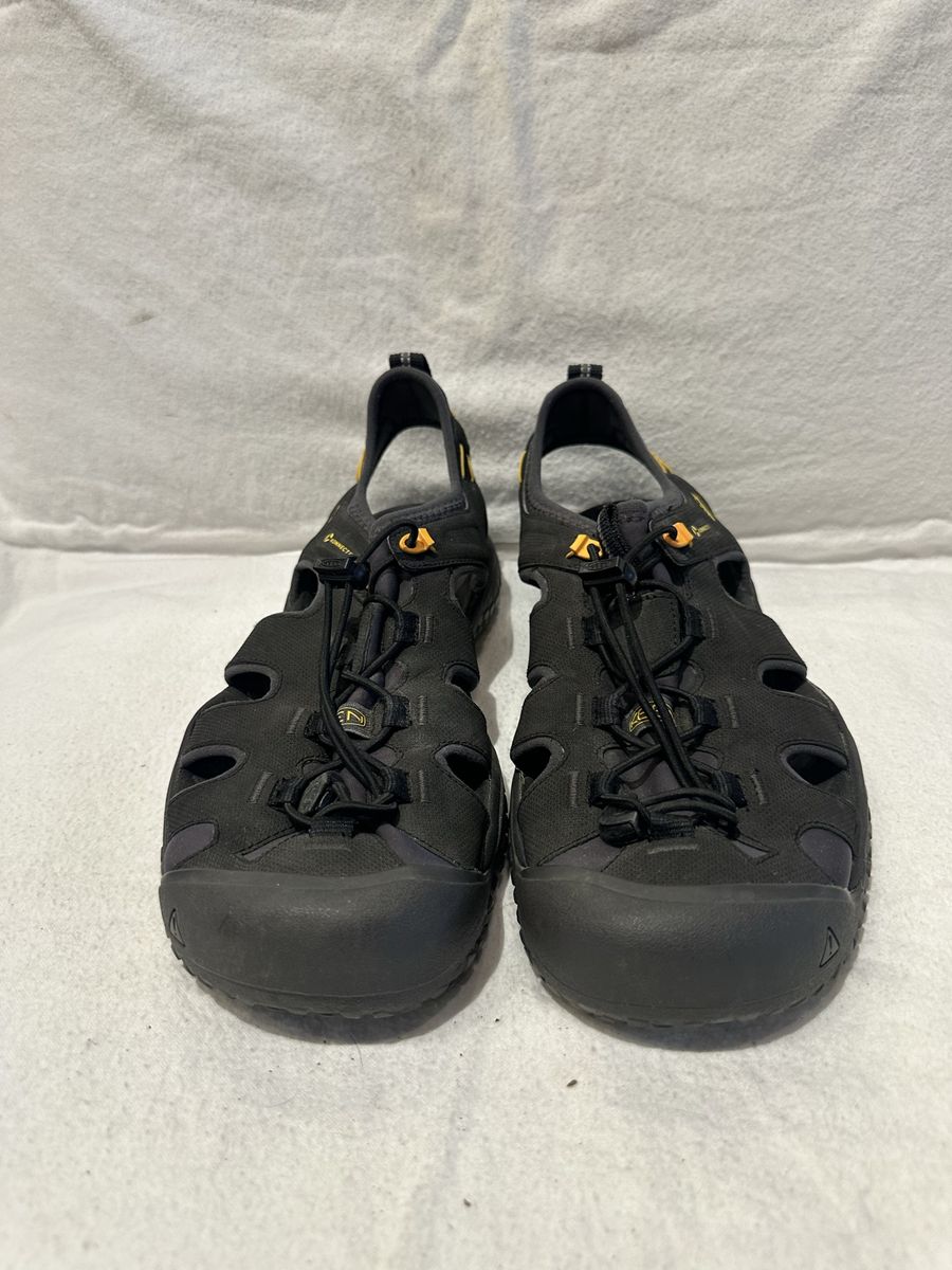 Keen men’s size 10.5 charcoal gray closed toe sandals.