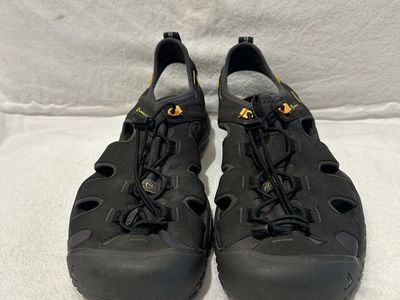 Keen men’s size 10.5 charcoal gray closed toe sandals.