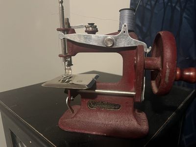 Mini sewing machine