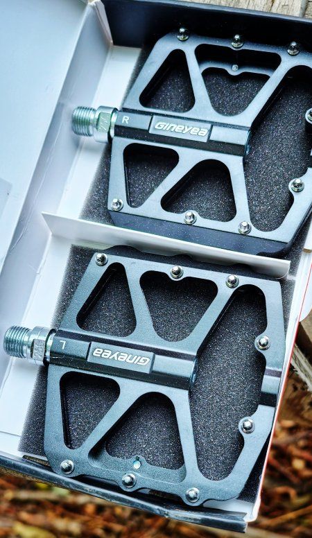 Aluminum CNC flat pedals new in box