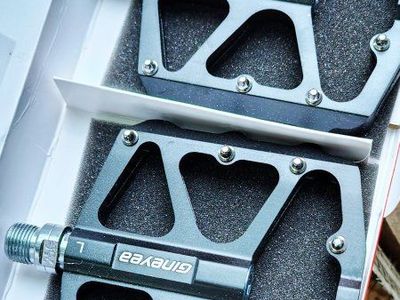 Aluminum CNC flat pedals new in box