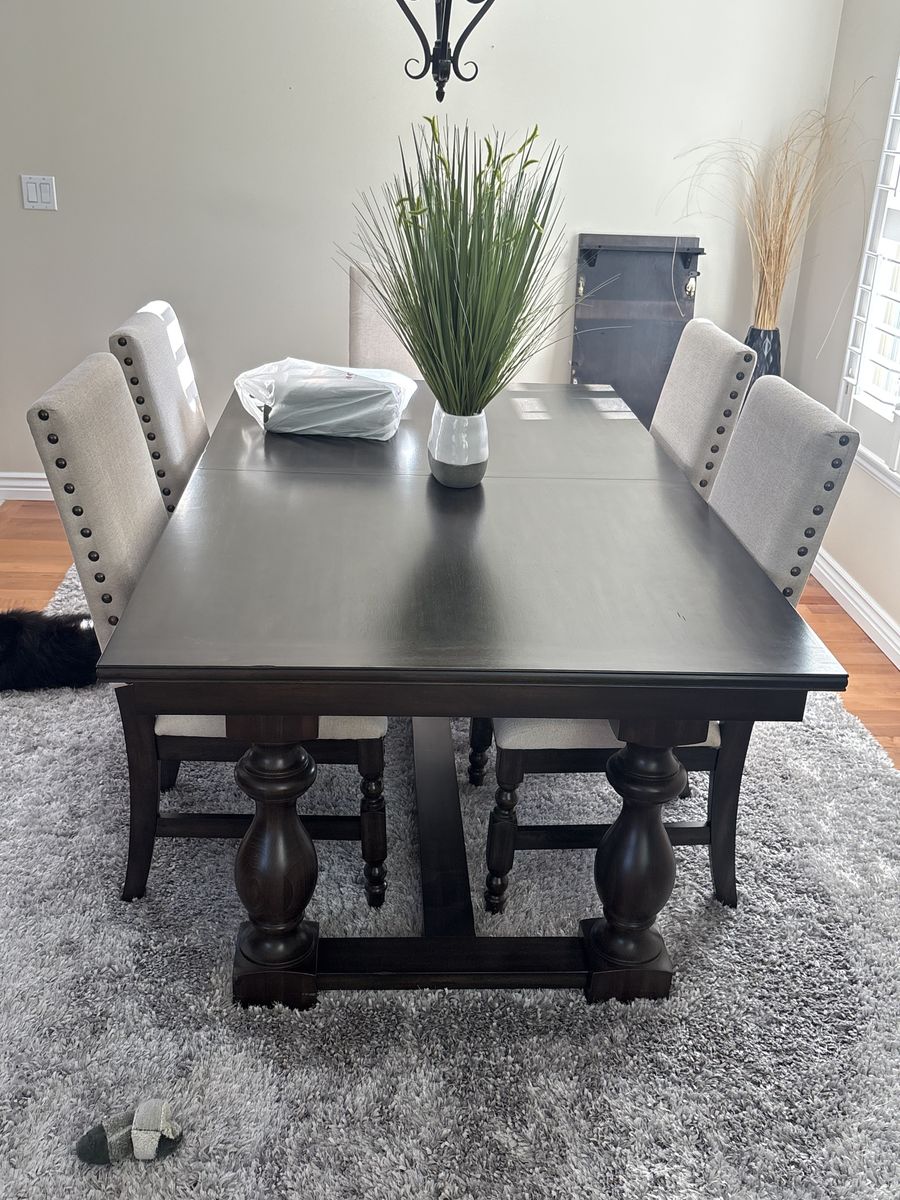 Dining room table & chairs
