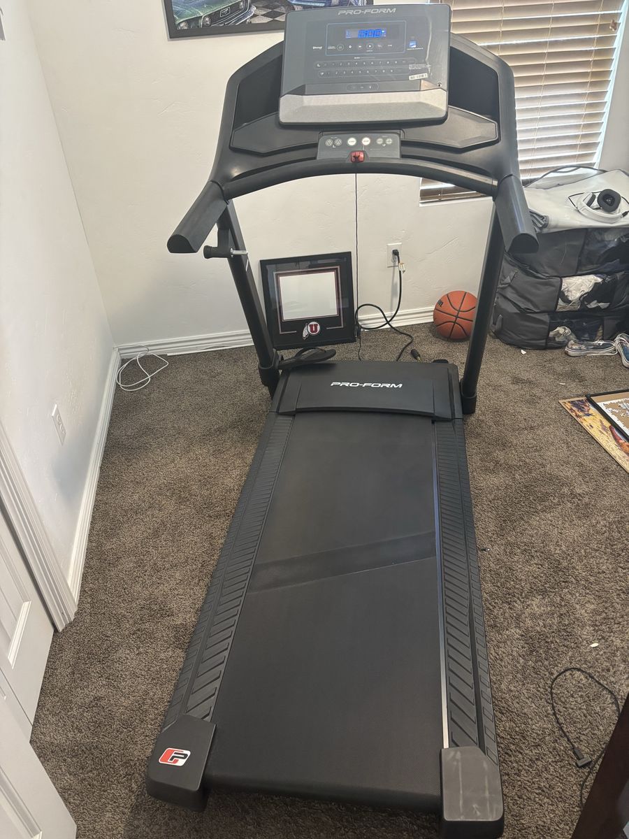 Full-size ProForm Carbon Treadmill
