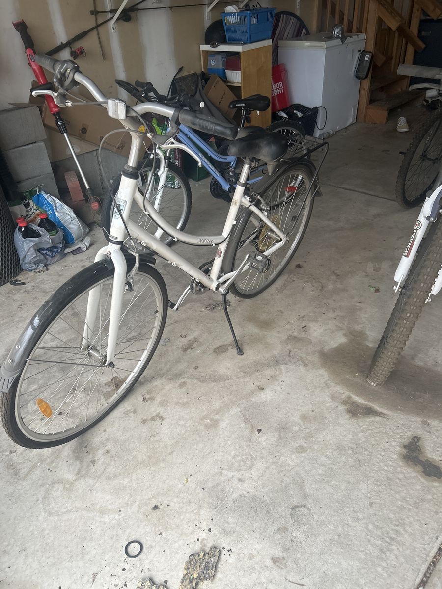 Hashup White Step-Through Commuter Bike - Versatile & Ready to Ride