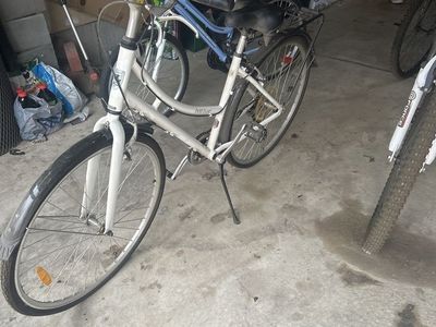 Hashup White Step-Through Commuter Bike - Versatile & Ready to Ride