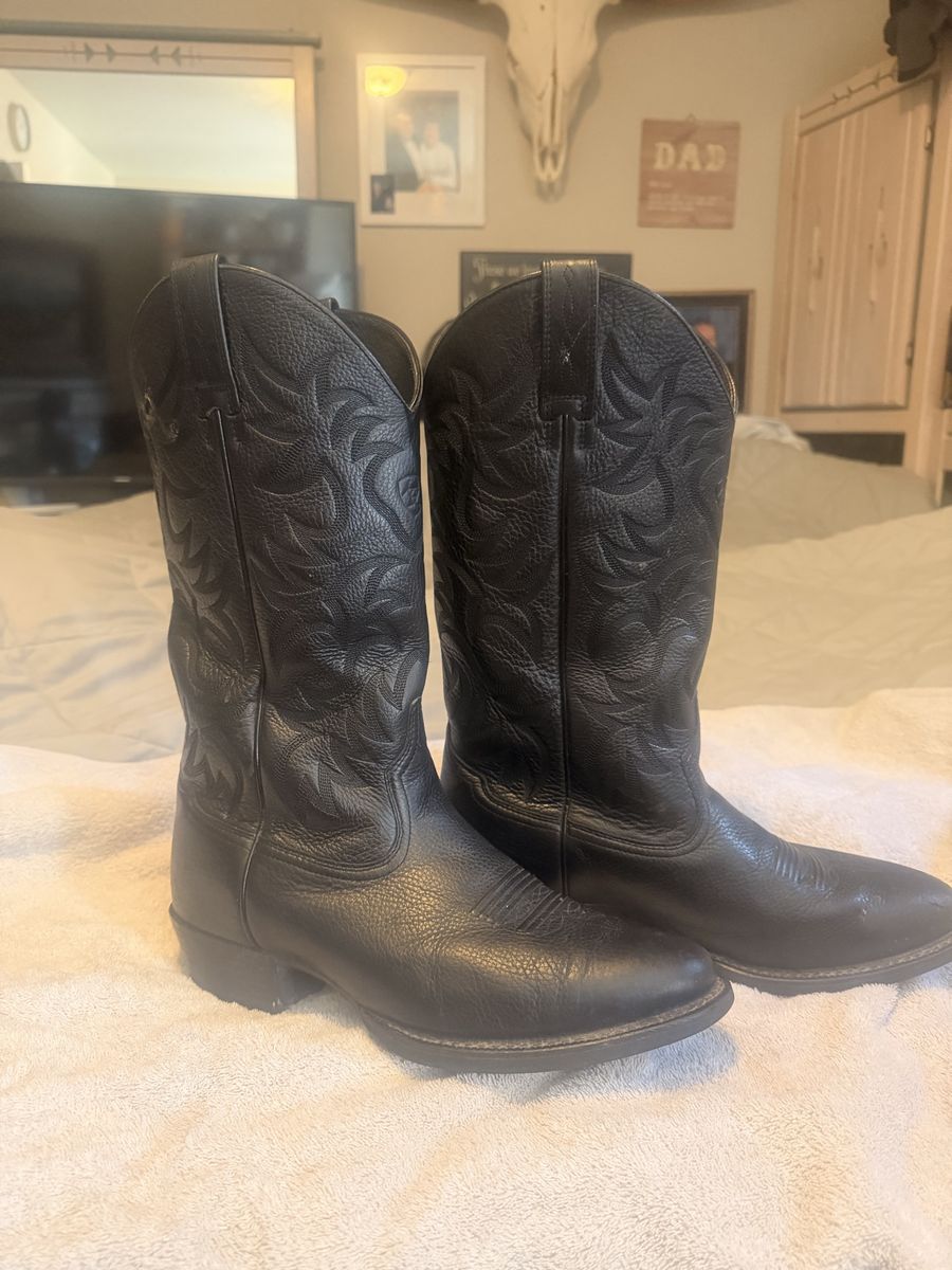 Ariat Men's Black Leather Western Cowboy Boots with Embossed Stitching - Size 9 1/2 EE