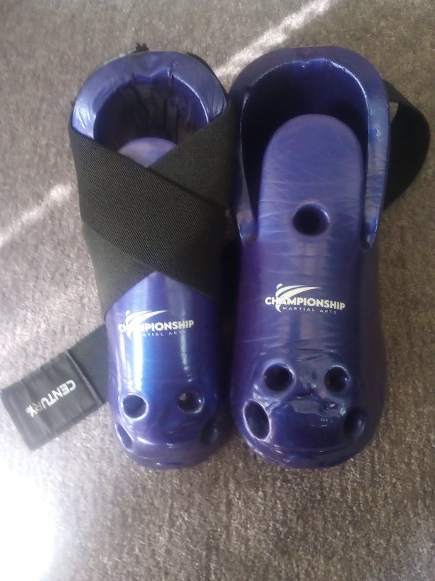 Century Championship Martial Arts  Instep Guards, Blue, Used Size Youth 3-4