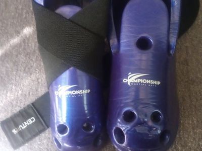 Century Championship Martial Arts Instep Guards, Blue, Used Size Youth 3-4