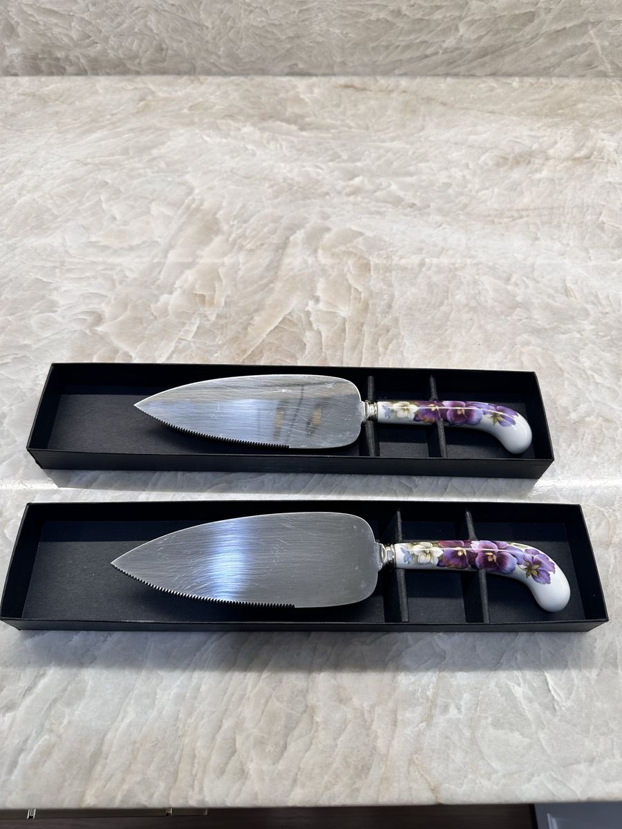 Set of 2 Cake Lifter Servers with Floral Violet Handles and Presentation Boxes