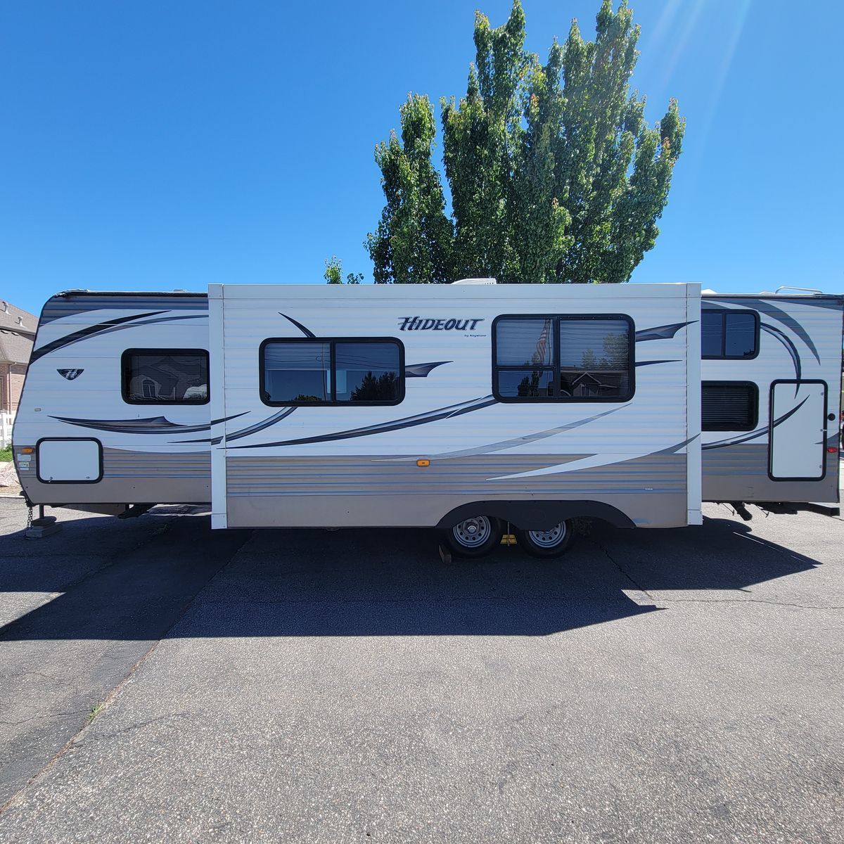 2015 Keystone Hideout 28BHS with solar and inverter