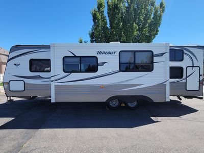 2015 Keystone Hideout 28BHS with solar and inverter