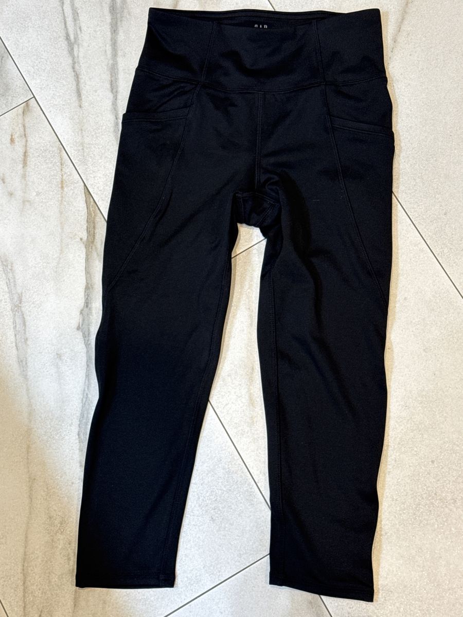 Gap size 10, black active capri (NWOT)