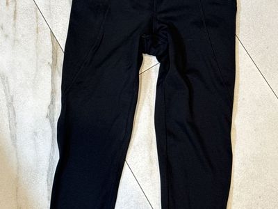 Gap size 10, black active capri (NWOT)