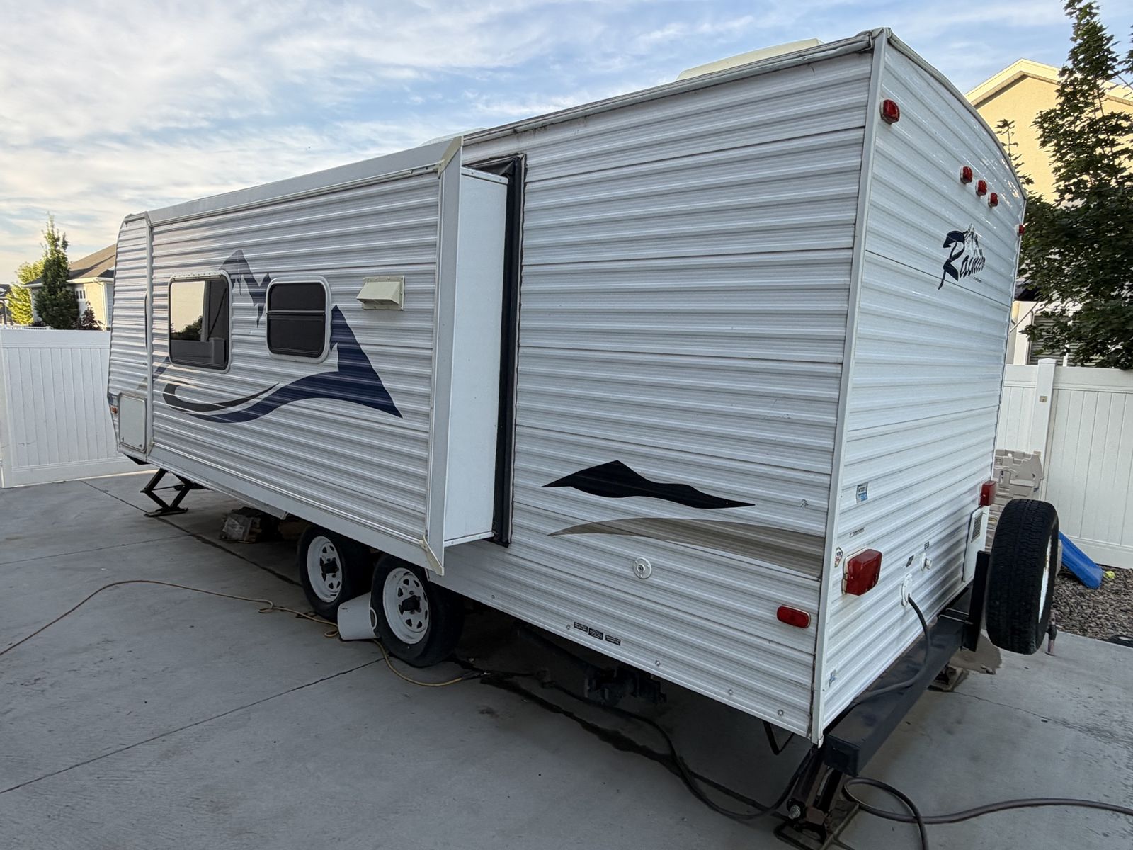 2009 Dutchmen Rainier M-25C-GS with Slide Out & Awning