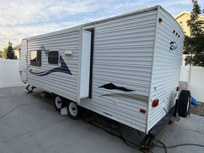 2009 Dutchmen Rainier M-25C-GS with Slide Out & Awning