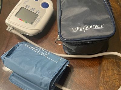 LIFE SOURCE Blood Pressure Monitor with Cuff (24-36cm) and Carrying Case